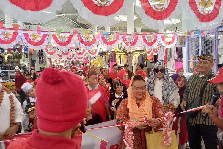 Peserta karnaval di Pasar Johar, Prita Ari Wardhani, berdandan layaknya Wali Kota Semarang, Mbak Ita sedang memotong pita di lorong Pasar Johar Semarang, Kamis (17/8/2023).