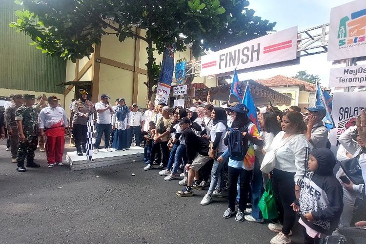 Ribuan buruh di Salatiga bersiap mengikuti jalan santai dalam rangka peringatan May Day