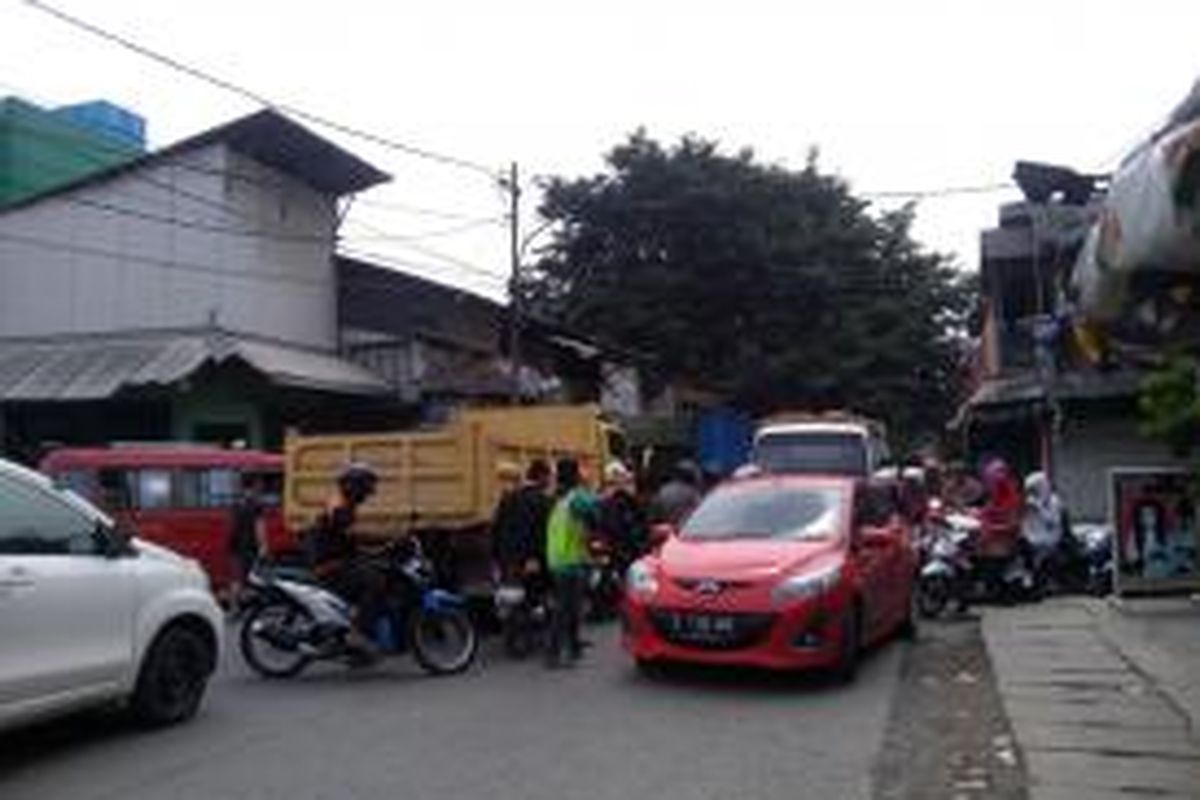 Kesemerawutan lalu lintas di persimpangan Jalan Sindang Raya, Koja Jakarta Utara akibat tidak dipasangnya traffic light, Jumat (6/6/2014) siang.
