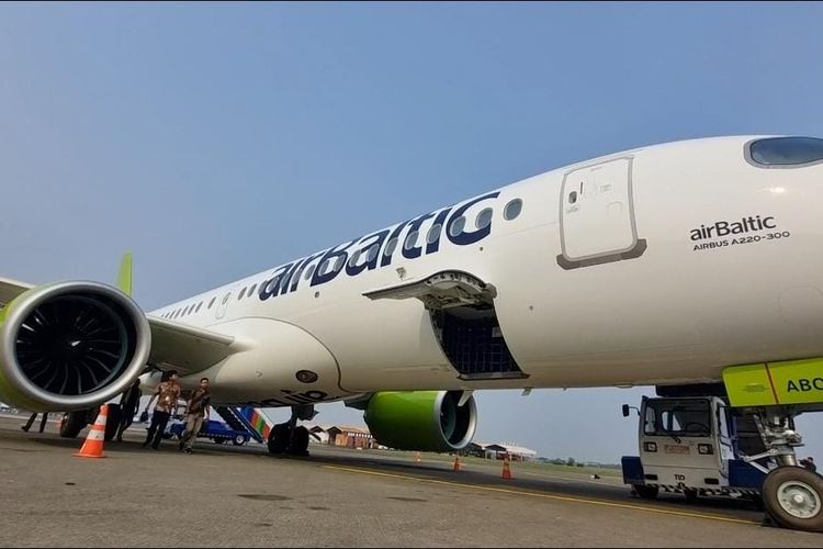Pesawat Airbus A220-300, generasi terbaru pesawat penumpang A220, baru saja mendarat di Jakarta dalam rangkaian tur demonstrasi di Asia Tenggara.