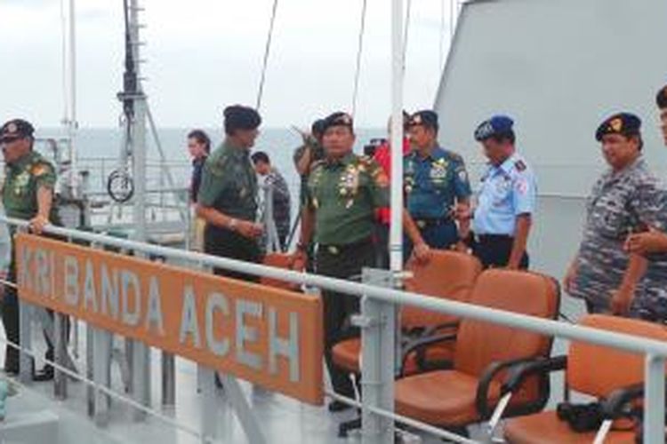 Panglima TNI Jenderal Moeldoko (tengah), Kamis (8/1/2015), memantau proses pengangkatan ekor pesawat AirAsia QZ8501 yang jatuh di Selat Karimata, dekat Pangkalan Bun, Kalimantan Tengah, pada 28 Desember 2014.