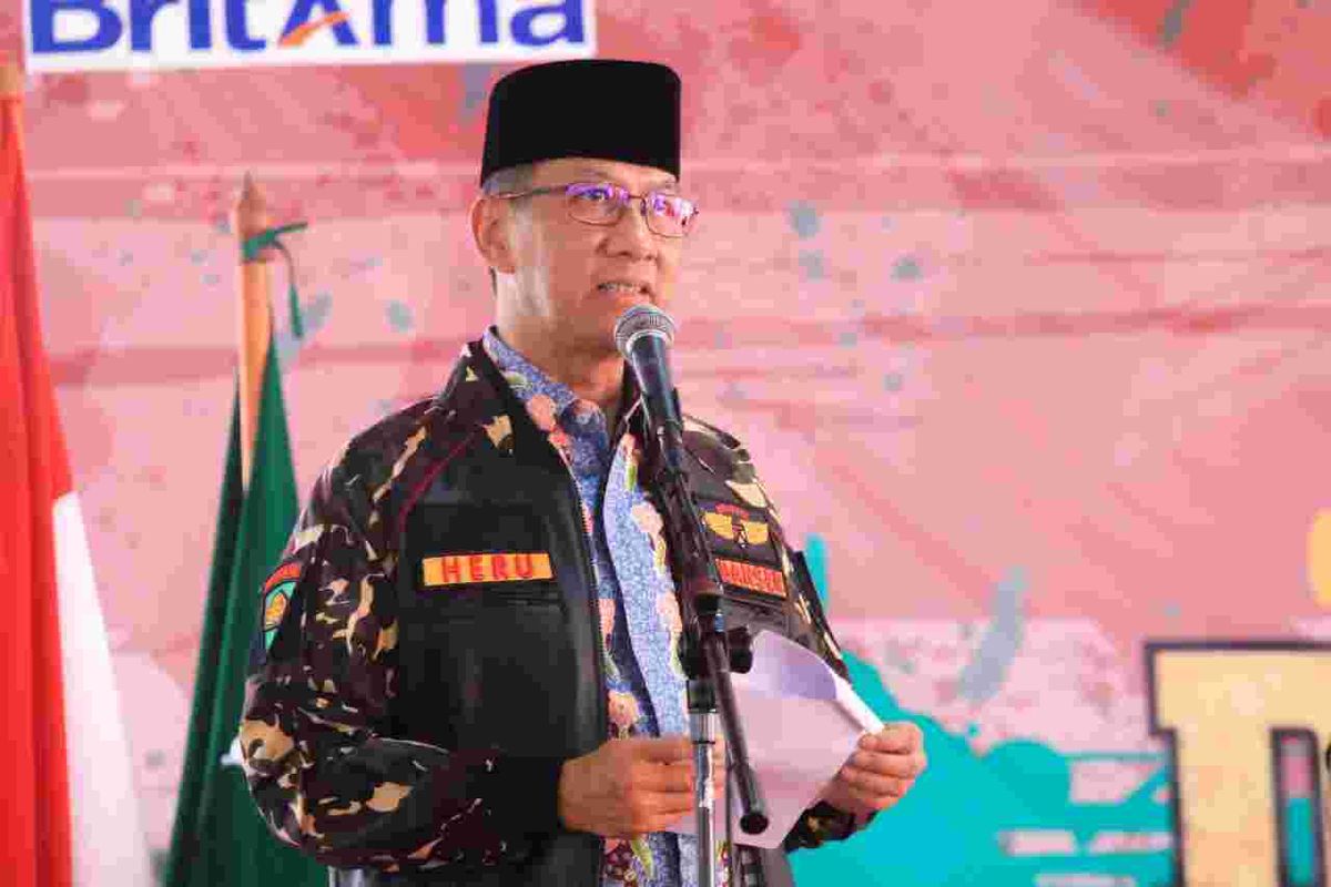 Penjabat (Pj) Gubernur DKI Jakarta Heru Budi Hartono saat menutup secara simbolis kegiatan pendidikan dan pelatihan dasar (Diklatsar) Banser Akbar 2022 di Asrama Haji, Pondok Gede, Jakarta Timur, Minggu (30/10/2022).