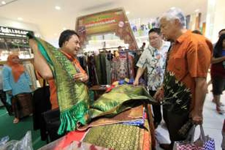 Salah satu pedagang kain tenun songket khas Kabupaten Sambas terlihat melayani pembeli di salah satu stand Festival Produk Indonesia yang diselenggarakan di Vivacity Mall, Kuching, Malaysia (2/7/2016)