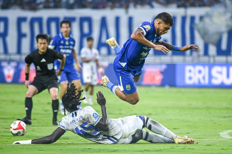 Duel Aly Ndom dan Berguinho pada laga Persib Bandung vs Persijap Jepara di Stadion Gelora Bandung Lautan Api, Sabtu (23/5/2026) sore WIB.