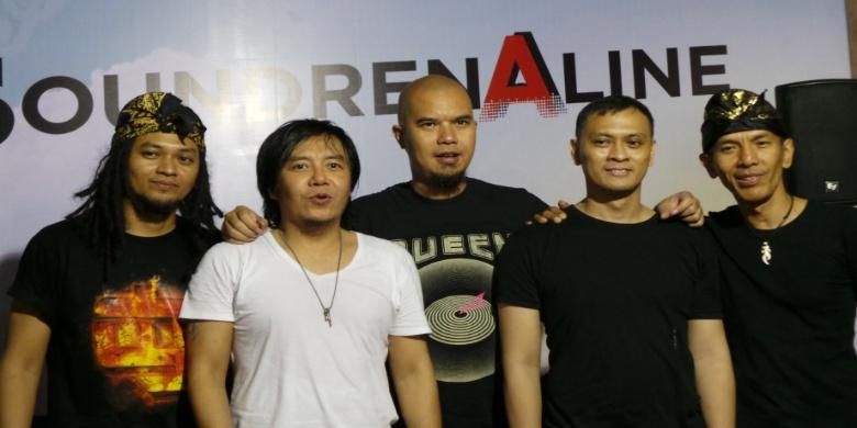 Dewa 19, dengan formasi sekarang, (dari kiri ke kanan) Agung Yudha, Ahmad Dhani, Andra Ramadhan, dan Yuke Sampurna, berfoto dengan Ari Lasso (ber-t-shirt putih), sesudah tampil dalam pergelaran musik Soundrenaline 2015, di Garuda Wisnu Kencana, Kabupaten Badung, Bali, Sabtu (5/9/2015).