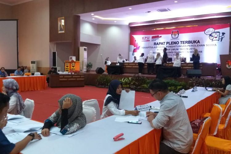 Suasana usai rapat pleno di kantor Komisi Pemilihan Umum (KPU) Sumatera Selatan, Senin (13/5/2019). Dari hasil rapat tersebut, Capres 02 berhasil unggul di 16 Kabupaten/kota Sumatera Selatan.
