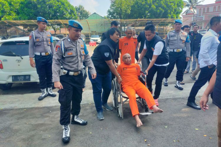 Dua pelaku pembunuhan terhadap Alex (73) yang ditemukan tewas di kamarnya saat dibawa jajaran Satreskrim Polres Garut di Mapolres Garut, Kamis (9/5/2024)