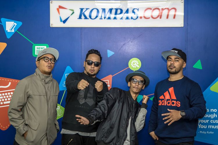 Grup rap Fade2Black berpose di sela kunjungan mereka di kantor redaksi Kompas.com, Gedung Kompas Gramedia, Palmerah Selatan, Jakarta, Selasa (5/12/2017). Nama Fade2Black yang sebelumnya dikenal sejak berkolaborasi dengan musisi Bondan Prakoso, kini telah meluncurkan album perdana mereka bertajuk Tabik!.