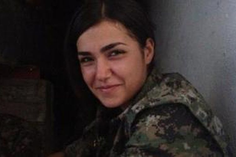 Ceylan Ozalp (19), seorang pejuang perempuan Kurdi Suriah, yang dikabarkan bunuh diri setelah dikepung pasukan ISIS di dekat kota Kobani.