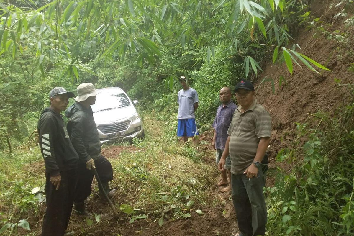 Mobil Avanza dengan nomor polisi Z 1167 LD, yang tersesat di hutan Gunung Putri Majalengka Jawa Barat.