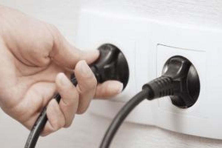 Untuk mengurangi risiko yang dapat ditimbulkan dari masalah arus listrik, ubah kebiasaan penggunaan perangkat listrik di rumah.