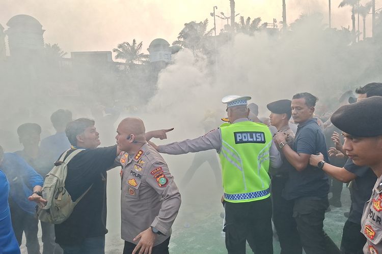 Kala Demo Mahasiswa di Depan DPR Diwarnai Ricuh dan Saling Pukul