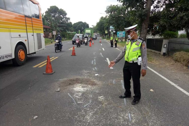 Polisi olah tempat kejadian perkara kecelakaan yang melibatkan seorang pelajar yang mengendarai motor di jalan provinsi Kilometer 16,5 Jogja-Wates, Kulon Progo, DI Yogyakarta. Satu pelajar ini tewas, satu lainnya luka berat.