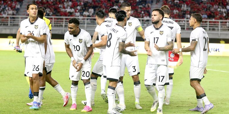 Pemain timnas Indonesia usai foto bersama jelang laga FIFA Matchday melawan Lebanon yang berakhir dengan skor 0-0 di Stadion Gelora Bung Tomo Surabaya, Jawa Timur, Senin (8/9/2025) malam.