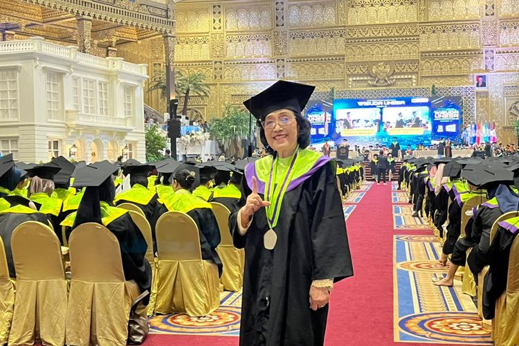 Usia 72 Tahun Tak Halangi Tri Raih Gelar Magister, Jadi Wisudawan Tertua Unesa
