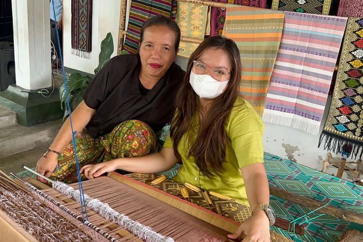Mencoba menenun kain tenun Lombok di Desa Sukarara, Kabupaten Lombok Tengah, NTB.