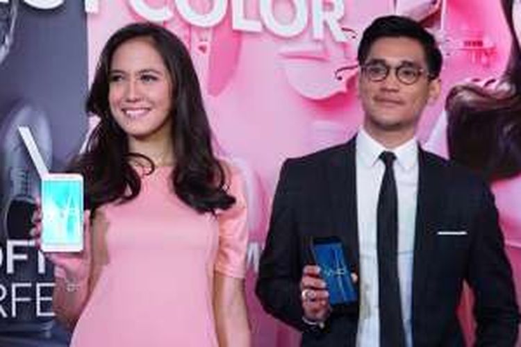 Pevita Pearce (kiri) dan Afghansyah Reza (kanan) sebagai duta Vivo V5 warna baru.