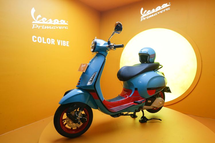 Vespa Primavera Color Vibe warna blue audace saat peluncuran di Jakarta, Selasa (4/4/2023).  Vespa Primavera Color Vibe hadir dalam dua pilihan warna yaitu orange tramonto dan blue audace.