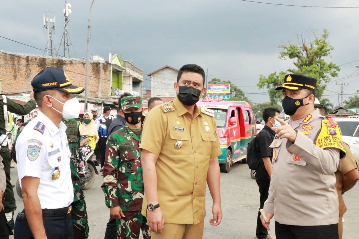 Wali Kota (Walkot) Medan Bobby Nasution saat meninjau langsung salah satu titik penyekatan dan pos pengamanan jalur masuk dari luar Kota Medan di kawasan Medan Tuntungan, Jalan Jamin Ginting, pada Selasa (11/5/2021).