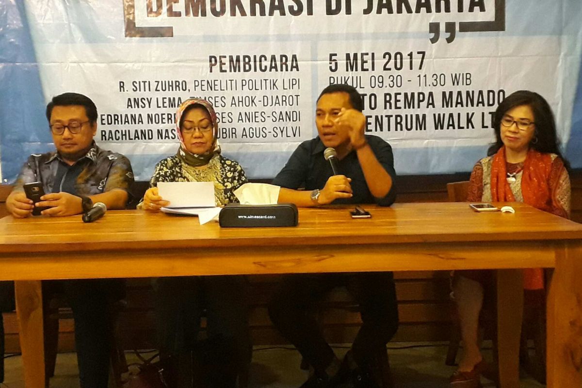 (Dari kiri ke kanan) Juru Bicara Agus-Sylvi, Rachland Nashidik; Peneliti LIPI Siti Zuhro; anggota Timses Ahok-Djarot, Ansy Lema; dan Timses Anies-Sandi, Edriana Noerdin dalam diskusi bertajuk Melanjutkan Kembali Demokrasi di Jakarta di Epiwalk, Jakarta Selatan, Jumat (5/5/2017).