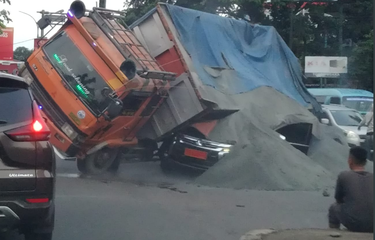 Tangkapan layar foto Pajero TNI tertimpa truk pasir di Depok, Jumat (23/12/2022).