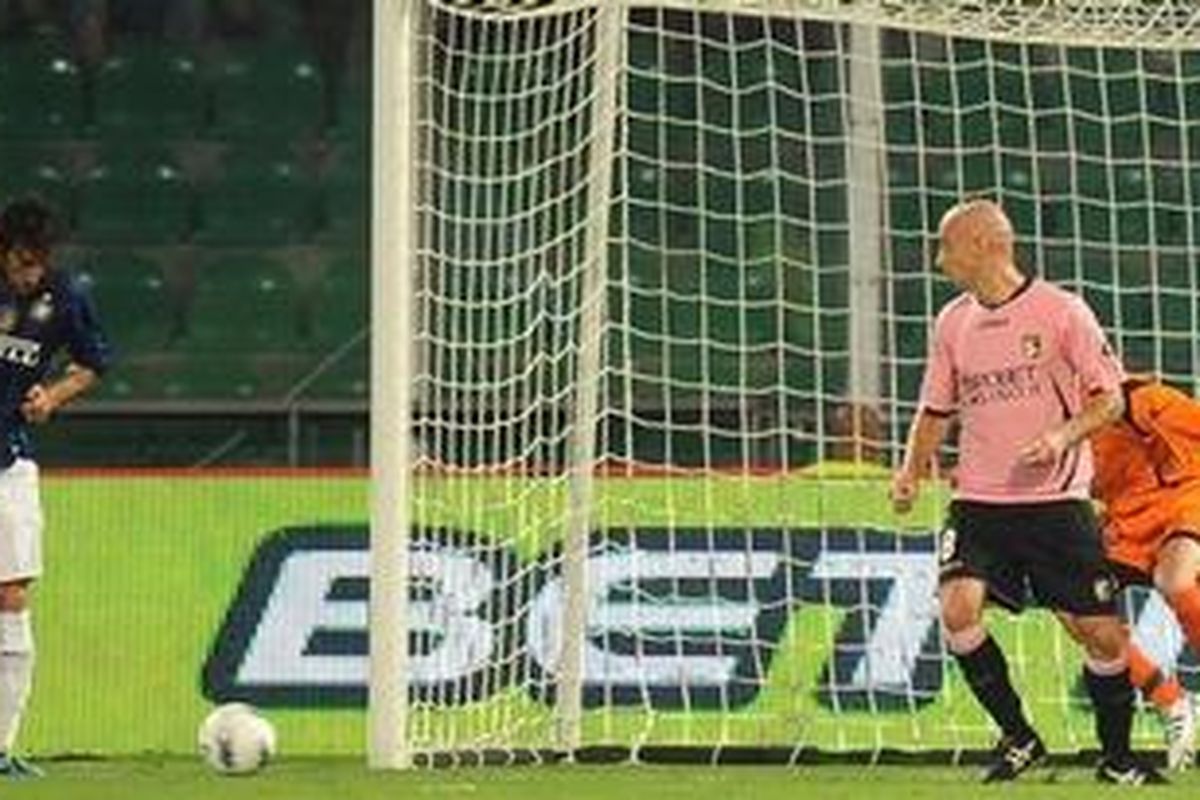 Bola yang ditembakkan gelandang Inter Milan, Dejan Stankovic (tidak kelihatan), melesat masuk gawang Palermo, setelah mengenai penyerang Diego Milito (kiri), pada laga Serie-A, di Renzo Barbera, Minggu (11/9/2011). 