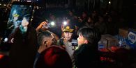 Massa Warga Pati dan Ojol Tolak Bubar dari Depan DPR, Negosiasi dengan Polisi Berlangsung