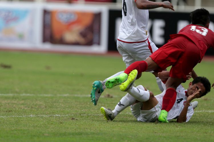 Pemain timnas Indonesia, Febri Hariyadi berebut bola dengan pemain timnas Myanmar, David Htan saat pertandingan persahabatan Indonesia melawan Myanmar di Stadion Pakansari, Cibinong, Bogor, Jawa Barat, Selasa (21/3/2017). Indonesia kalah 1-3 melawan Myanmar. KOMPAS IMAGES/KRISTIANTO PURNOMO