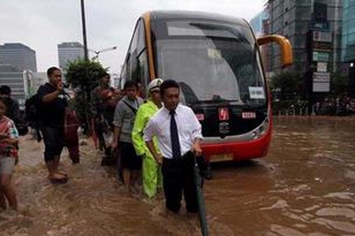 Menteri Komunikasi dan Informasi, Tiffatul Sembiring, terjebak banjir di kawasan Bundaran Hotel Indonesia Jakarta, Kamis (17/1/2013), sedianya Menkominfo akan menghadiri kunjungan Presiden Argentina di Istana Negara. Banjir menggenangi jalan utama Jakarta dari Jalan Sudirman sampai depan Istana Negara RI.
