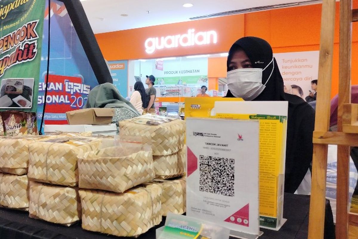 Pelaku UMKM menjajakan dagangannya dengan menyediakan alternatif pembayaran melalui code QRIS dalam Pekan QRIS Nasional 2023, di Rita Super Mall, Kota Tegal, Jawa Tengah, Minggu (20/8/2023) malam. 