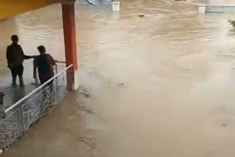 Intensitas hujan yang tinggi beberapa jam, 6 kabupaten di Sulawesi Selatan (Sulsel) dilanda bencana banjir dan tanah longsor, Jumat (3/5/2024) lagi.