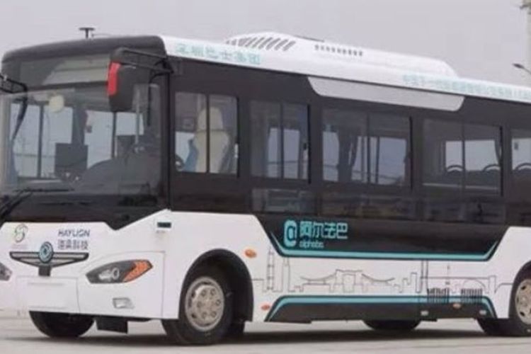 Bus bertenaga listrik tanpa pengemudi di China dapat membawa 25 penumpang dengan kecepatan maksimal 40 km per jam. (Xinhua)