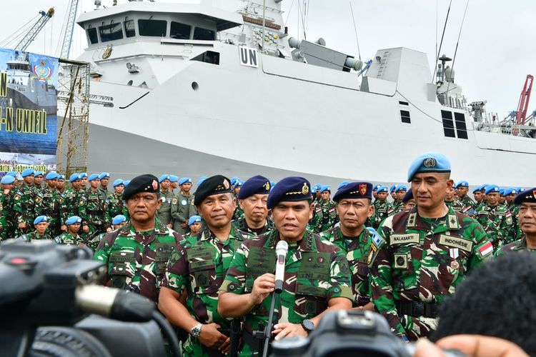 KSAL Laksamana Muhammad Ali (depan) beserta jajaran di Markas Komando Lintas Laut Militer (Kolinlamil), Jakarta Utara, Selasa (6/2/2024).