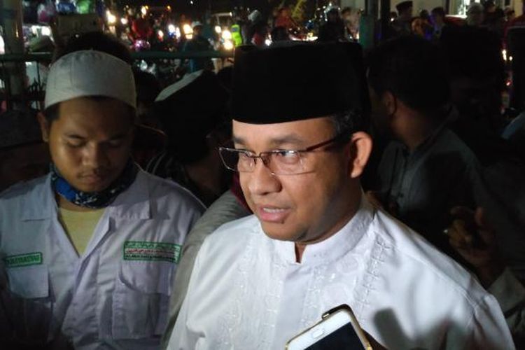 Calon gubernur DKI Jakarta nomor pemilihan tiga, Anies Baswedan, diwawancara saat hendak menghadiri tabligh akbar di Masjid Jami Al-Wiqoyah, Jagakarsa, Jakarta Selatan, Minggu (5/3/2017) malam.
