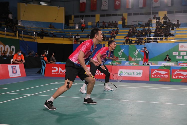 Ganda putra Indonesia, Mohammad Ahsan/Hendra Setiawan, saat bertanding melawan wakil China, Ren Xiang Yu/Tan Qiang, pada babak 16 besar Badminton Asia Championship 2022 yang digelar di Muntinlupa Sports Complex, Manila, pada Kamis (28/4/2022) pagi WIB.