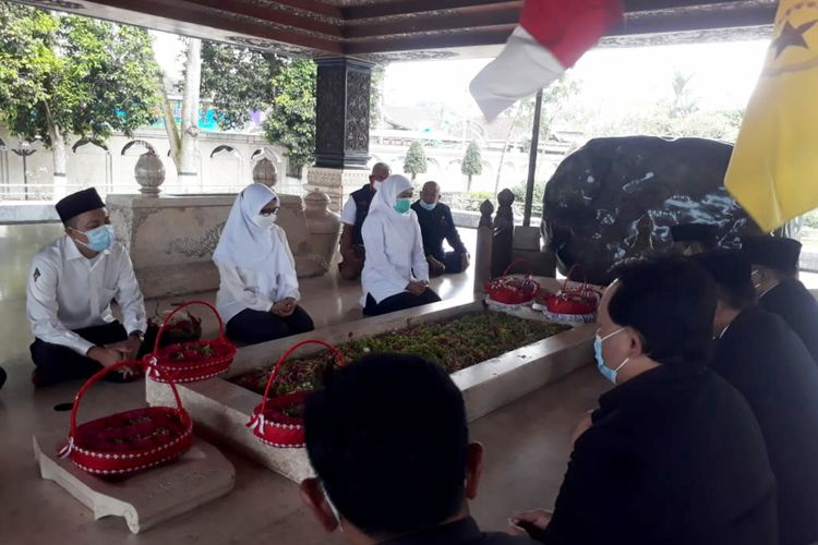 Gubernur Jawa Timur Khofifah Indar Parawansa berziarah ke Makam Bung Karno di Kelurahan Bendogerit, Kecamatan Sananwetan, Kota Blitar, Rabu (3/3/2021) 