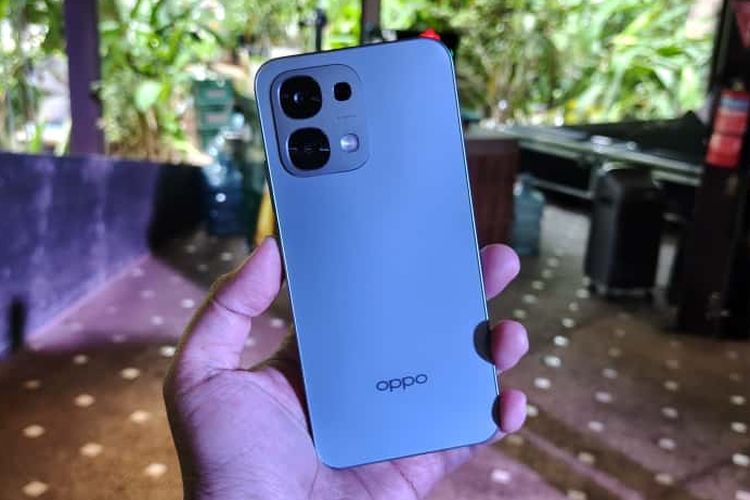 Punggung Oppo A6 Pro 4G warna Titanium. Ini adalah warna pembeda antara Oppo A6 Pro 4G dan 5G.
