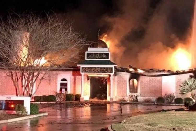 Sebuah masjid di Victoria, Texas, terbakar pada Sabtu (28/1/2017) dini hari waktu setempat.