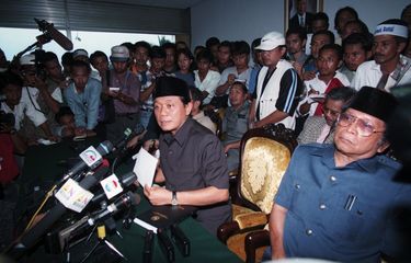 Pimpinan DPR yang terdiri dari Ketua Harmoko, Wakil Ketua Ismail Hasan Metareum, Syarwan Hamid, Abdul Gafur dan  Fatimah Achmad (tidak nampak) di Gedung DPR, Senin (18/5/1998), membuat pernyataan  mengimbau Presiden Soeharto mengundurkan diri.