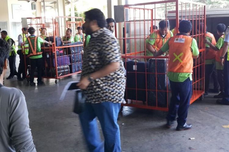 Barang-barang milik rombongan Raja Salman yang akan pulang hari ini mulai dimasukan di cargo bandara Ngurah Rai