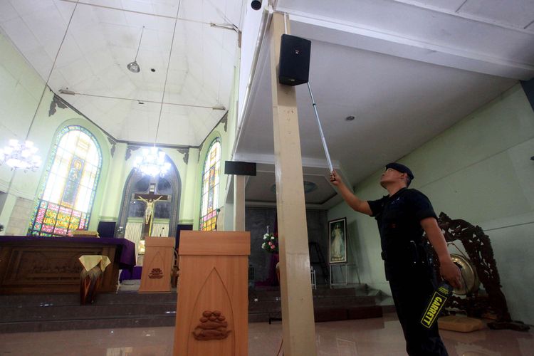 Anggota Gegana Brimob Polda DIY melakukan sterilisasi di Gereja Katholik St Aloysius Gonzaga, Mlati, Sleman, D.I Yogyakarta, Senin (23/12/2019). Polda DIY melakukan setrilisasi dan memperketat keamanan di gereja-gereja guna menjamin keamanan dan kenyamanan saat perayaan Natal 2019.