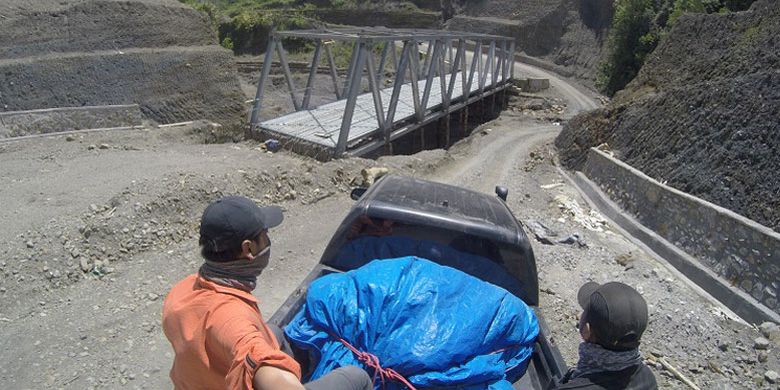 Mobil penggerak empat roda melewati jalan yang rusak di Pegunungan Arfak, Papua Barat, Kamis (16/8/2018). Akses jalan rusak menuju Pegunungan Arfak dari Manokwari adalah tantangan untuk pengembangan pariwisata Pegunungan Arfak.