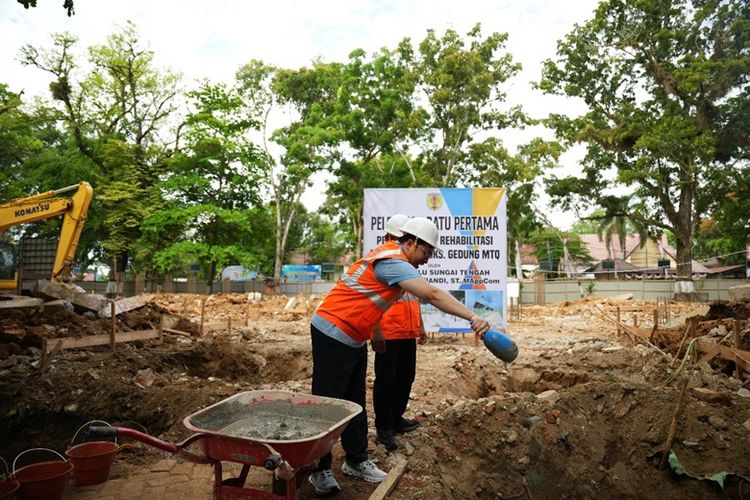 Bupati Hulu Sungai Tengah (HST) H Aulia Oktafiandi meletakkan batu pertama untuk peningkatan atau rehabilitasi ruang terbuka hijau (RTH) Taman Dwi Warna di kawasan bekas Gedung MTQ, Kabupaten HST, Kalimantan Selatan (Kalsel), Minggu (8/9/2024).  