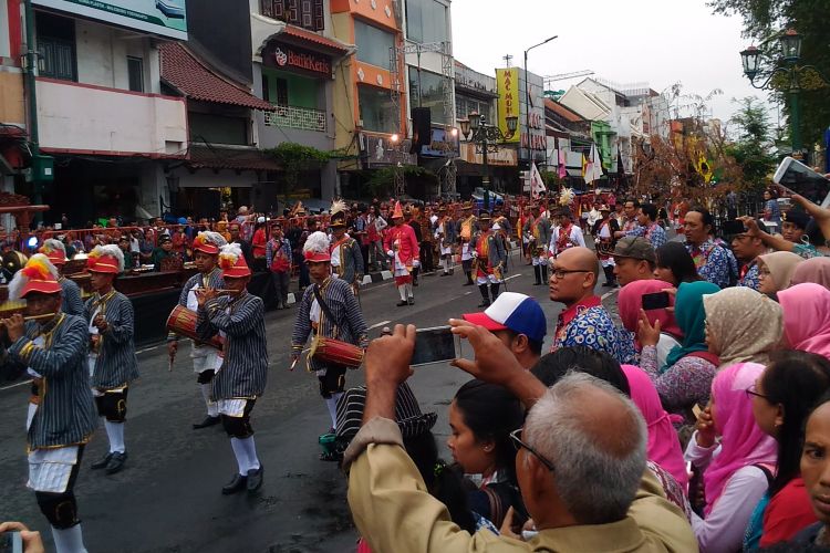 Sebanyak 27 pelaku seni dan budaya yang tergabung dalam sanggar, grup, dan kelompok mengikuti pawai di Jalan Malioboro, Kota Yogyakarta, Kamis (27/7/2017). Festival Kesenian Yogyakarta (FKY) ke-29 digelar mulai 27 Juli 2017 sampai 13 Agustus 2017.