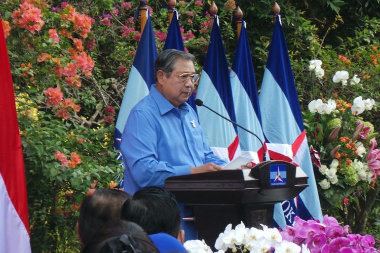 Ketua Umum Partai Demokrat Susilo Bambang Yudhoyono (SBY) saat menyampaikan pidato hari ulang tahunnya yang ke-68 dan sekaligus syukuran hari ulang tahun ke-16 Partai Demokrat, di kediamannya di Cikeas, Jawa Barat, Sabtu (9/9/2017).