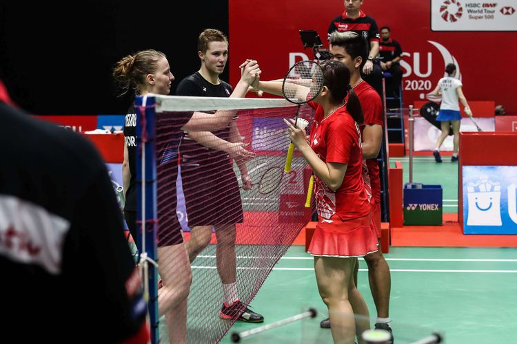 Pasangan ganda campuran Indonesia, Praveen Jordan/Melati Daeva Oktavianti melawan wakil Prancis, Thom Gicquel/Delphine Delrue saat pertandingan babak perempat final Indonesia Masters 2020 di Istora Senayan, Jakarta, Jumat (17/1/2020). Praveen/Melati takluk dari Thom/Delphine setelah melalui pertarungan tiga gim dengan skor 19-21, 21-14, 18-21 dalam tempo 63 menit.