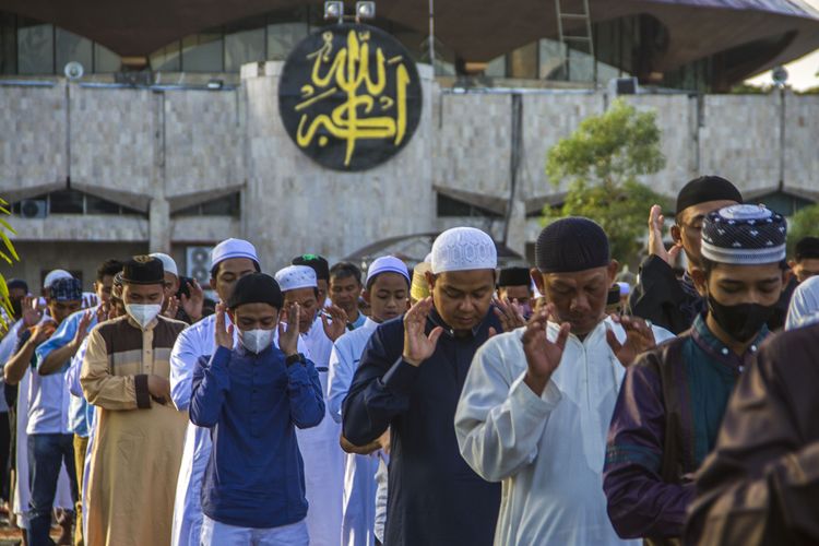 Ilustrasi umat islam menunaikan ibadah Salat Idul Fitri. Simak lokasi Salat Idul Fitri 1444 H di Karawang dan sekitarnya yang diselenggarakan pada Jumat, 21 April 2023.