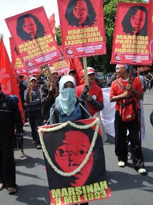 Kelompok yang tergabung dalam Konfederasi Serikat Nasional menggelar unjuk rasa di depan Kantor DPRD Surabaya, Jawa Timur, Selasa (8/5/2012). Pada unjuk rasa memperingati kematian buruh Marsinah tersebut, mereka menuntut pengusutan dan pengungkapan tuntas dalang kematian Marsinah. 