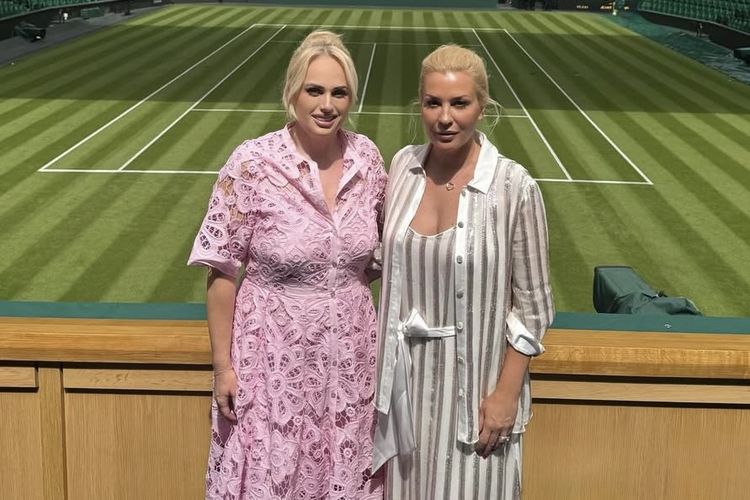 Rebel Wilson mengenakan dress pink cerah saat menghadiri Wimbledon 2025, di London, Inggris.