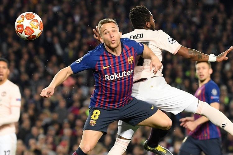 Arthur Melo berduel dengan Fred pada pertandingan Barcelona vs Manchester United dalam perempat final Liga Champions di Stadion Camp Nou, 16 April 2019. 